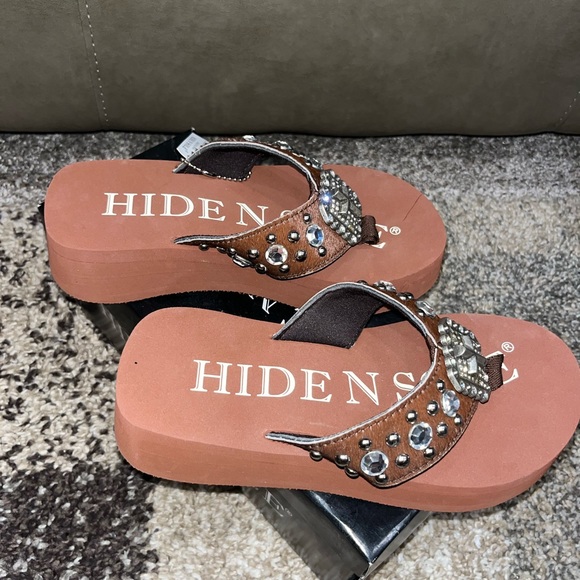 NWT Hide N Sole Flip Flops - Picture 4 of 11